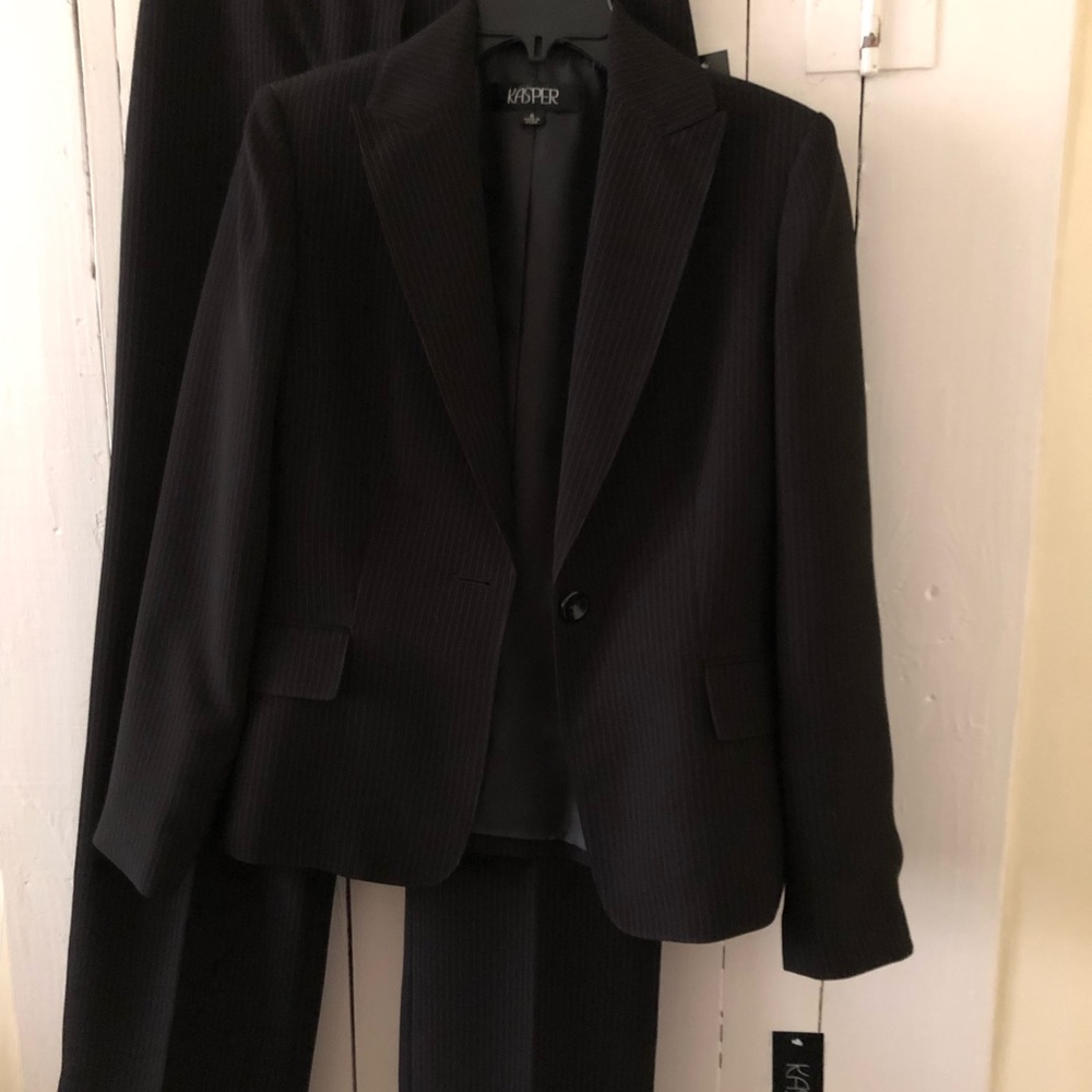 A ladies Kasper Pant suit. NWT size 8
